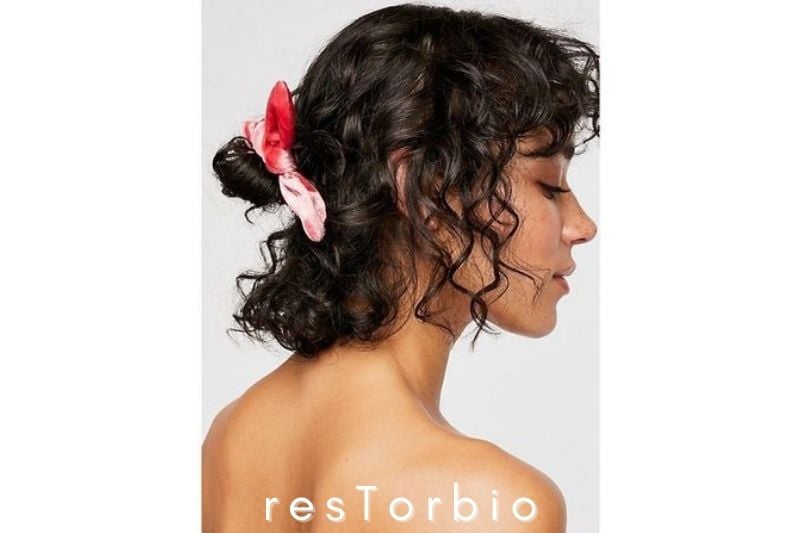 Tie your hair in a short curly style