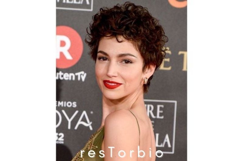 Short hair with loosely ruffled curls