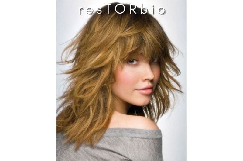 Messy inward feathering hairstyle